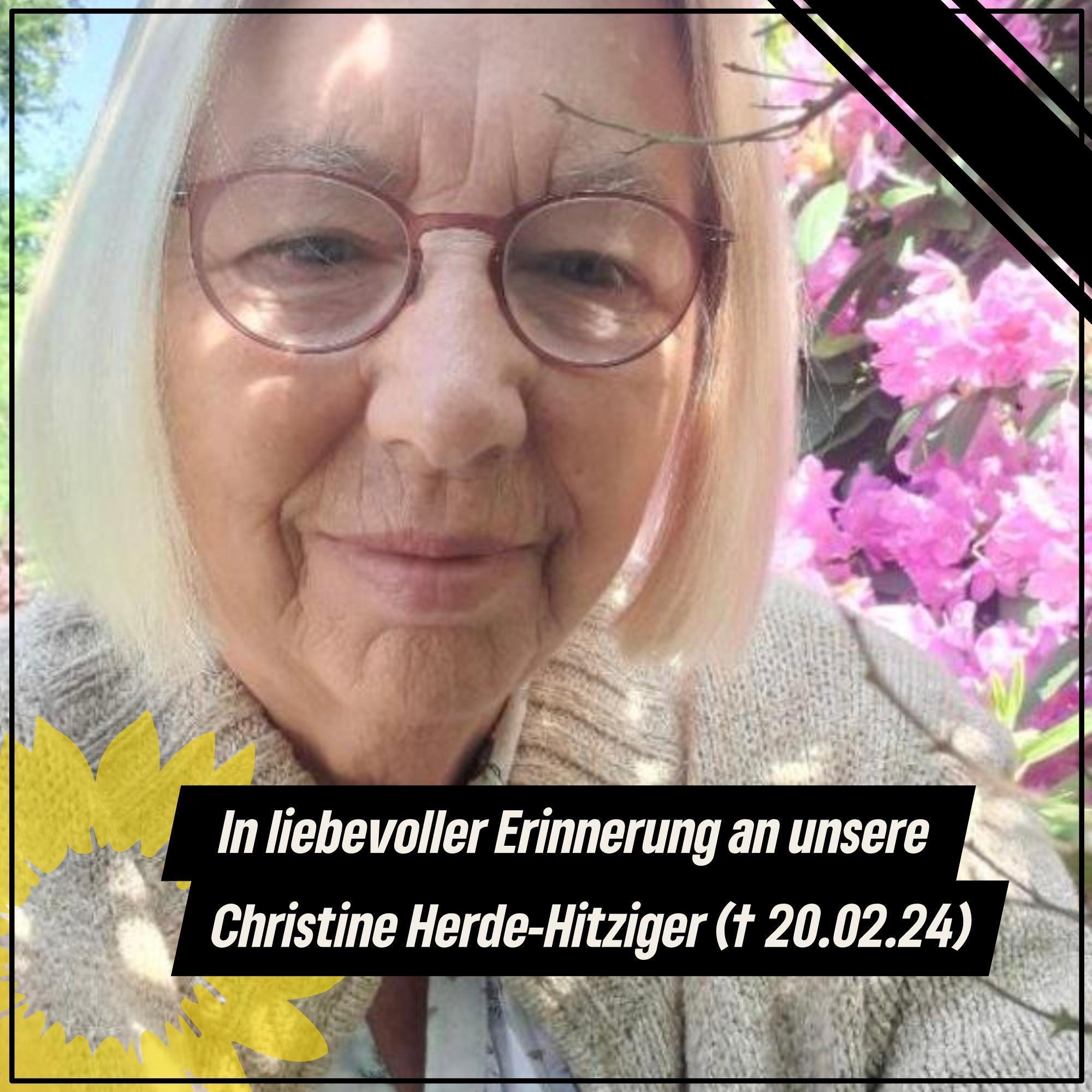Wir trauern um unsere Christine Herde-Hitziger, verstorben am 20.02.2024. Darüber ein Foto von Christine mit einer schwarzen Banderole.