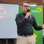 Lukas Unger hält gestikulierend eine Rede.