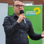 Lukas Unger hält gestikulierend eine Rede.