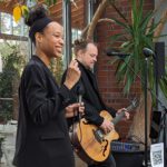 Foto vom Duo Tom und Lily. Tom spielt Gitarre, Lily singt.