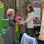 Katrin Langensiepen bekommt von Leonie Fischer einen großen Blumenstrauß überreicht.