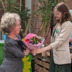 Katrin Langensiepen bekommt von Leonie Fischer einen großen Blumenstrauß überreicht.