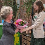 Katrin Langensiepen bekommt von Leonie Fischer einen großen Blumenstrauß überreicht.