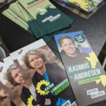 Flyer von Katrin Langensiepen, Rasmus Andresen und der Grünen Jugend Schleswig-Holstein liegen auf einem Tisch.