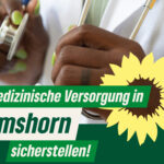 Text: "Medizinische Versorgung in Elmshorn sicherstellen!" auf einem Foto von einer Person im weißen Arztkittel. Man sieht nur die Hände mit dunkler Haut und grünem Nagellack, die ein Stethoskop halten. Rechts am Bildrand die gelbe Sonnenblume der Grünen.
