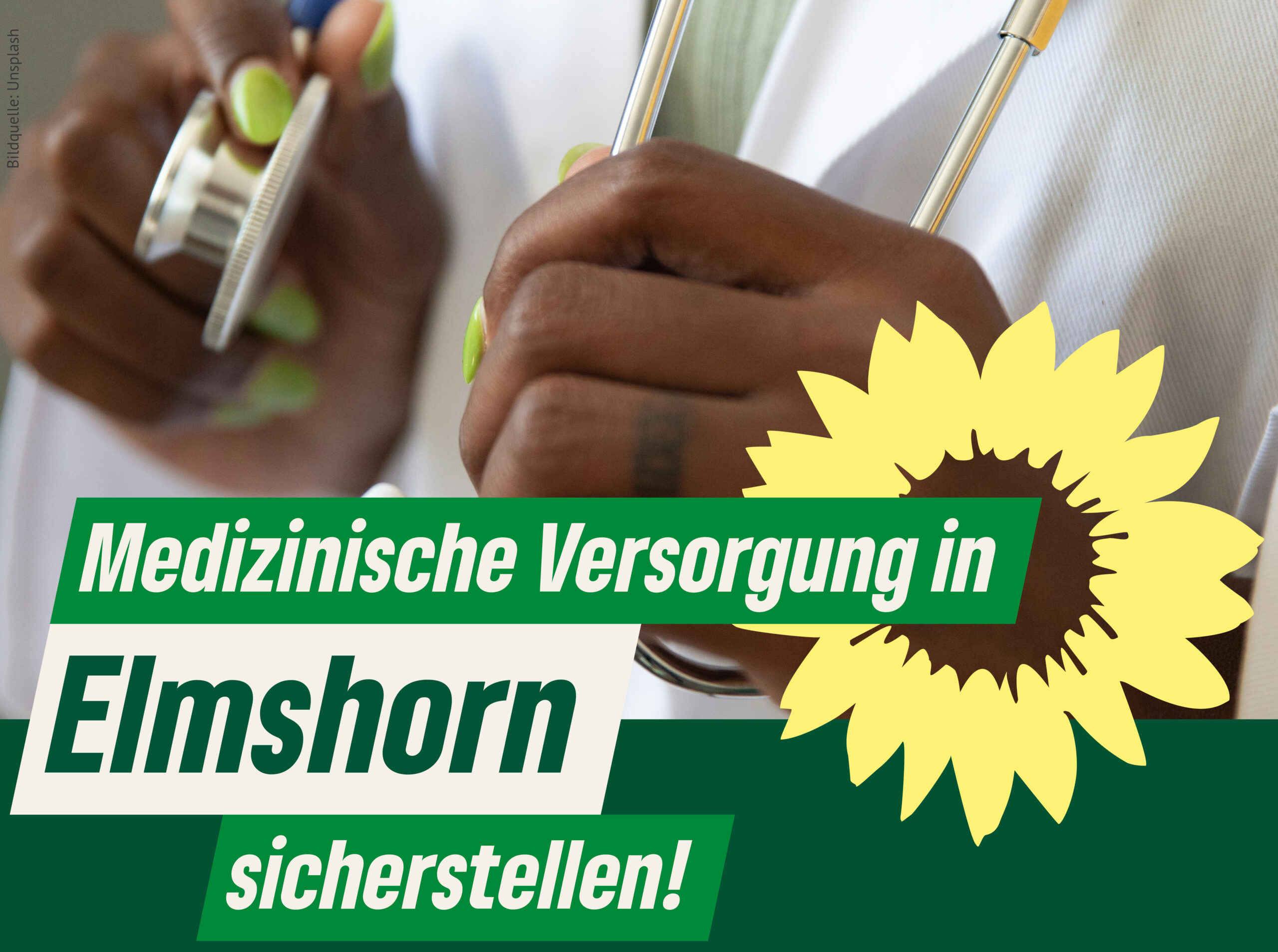 Text: "Medizinische Versorgung in Elmshorn sicherstellen!" auf einem Foto von einer Person im weißen Arztkittel. Man sieht nur die Hände mit dunkler Haut und grünem Nagellack, die ein Stethoskop halten. Rechts am Bildrand die gelbe Sonnenblume der Grünen.