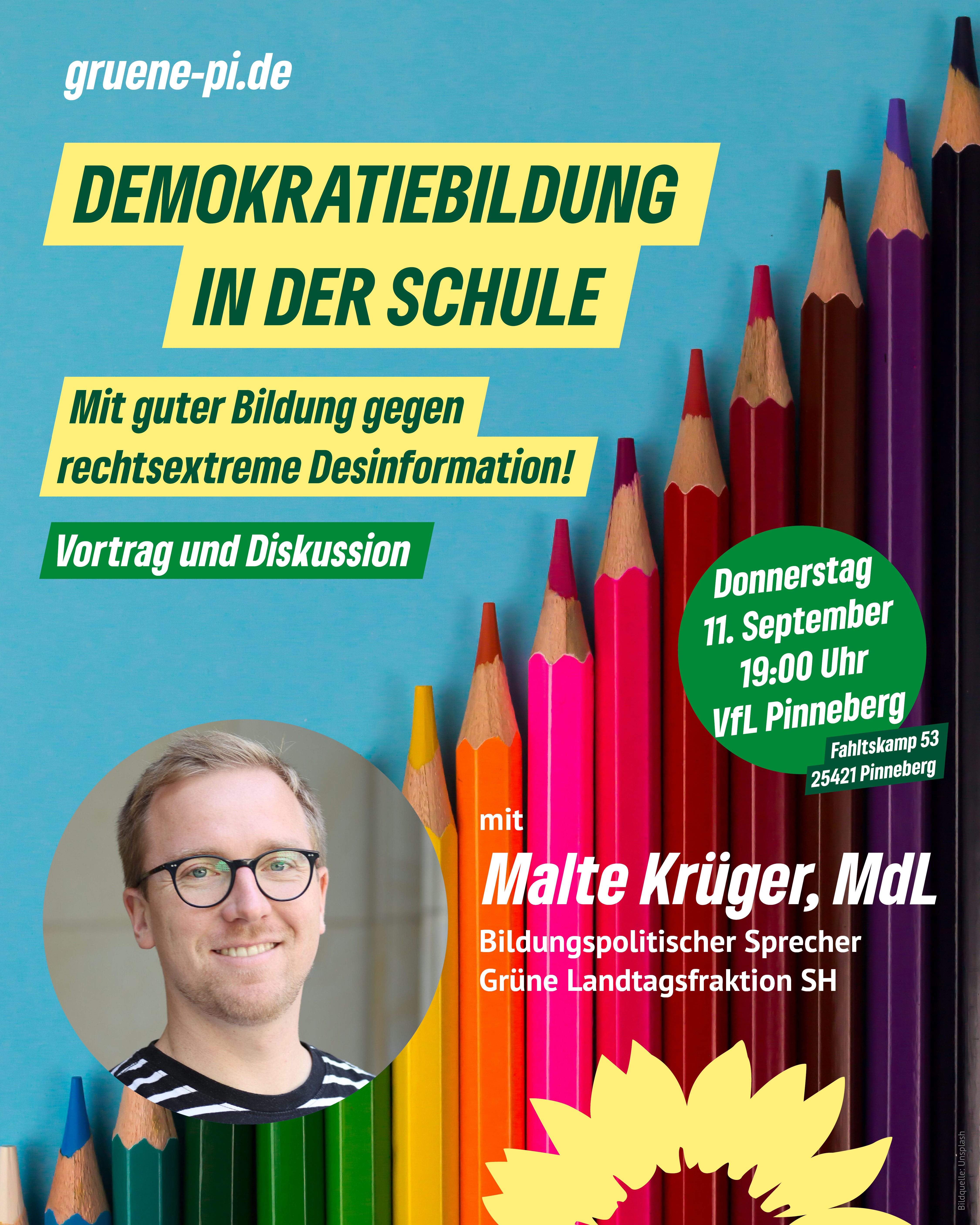 Text: gruene-pi.de, Demokratieförderung in der Schule, mit guter Bildung gegen rechtsextreme Desinformation! Vortrag und Diskussion mit Malte Krüger, bildungspolitischer Sprecher grüne Landtagsfraktion. Donnerstag, 11. September, 19 Uhr, VfL Pinneberg, Fahltskamp 53, Pinneberg." Daneben die Sonnenblume der Grünen. Im Hintergrund ein Foto von vielen Buntstiften, die einen Regenbogen-Farbverlauf bilden.