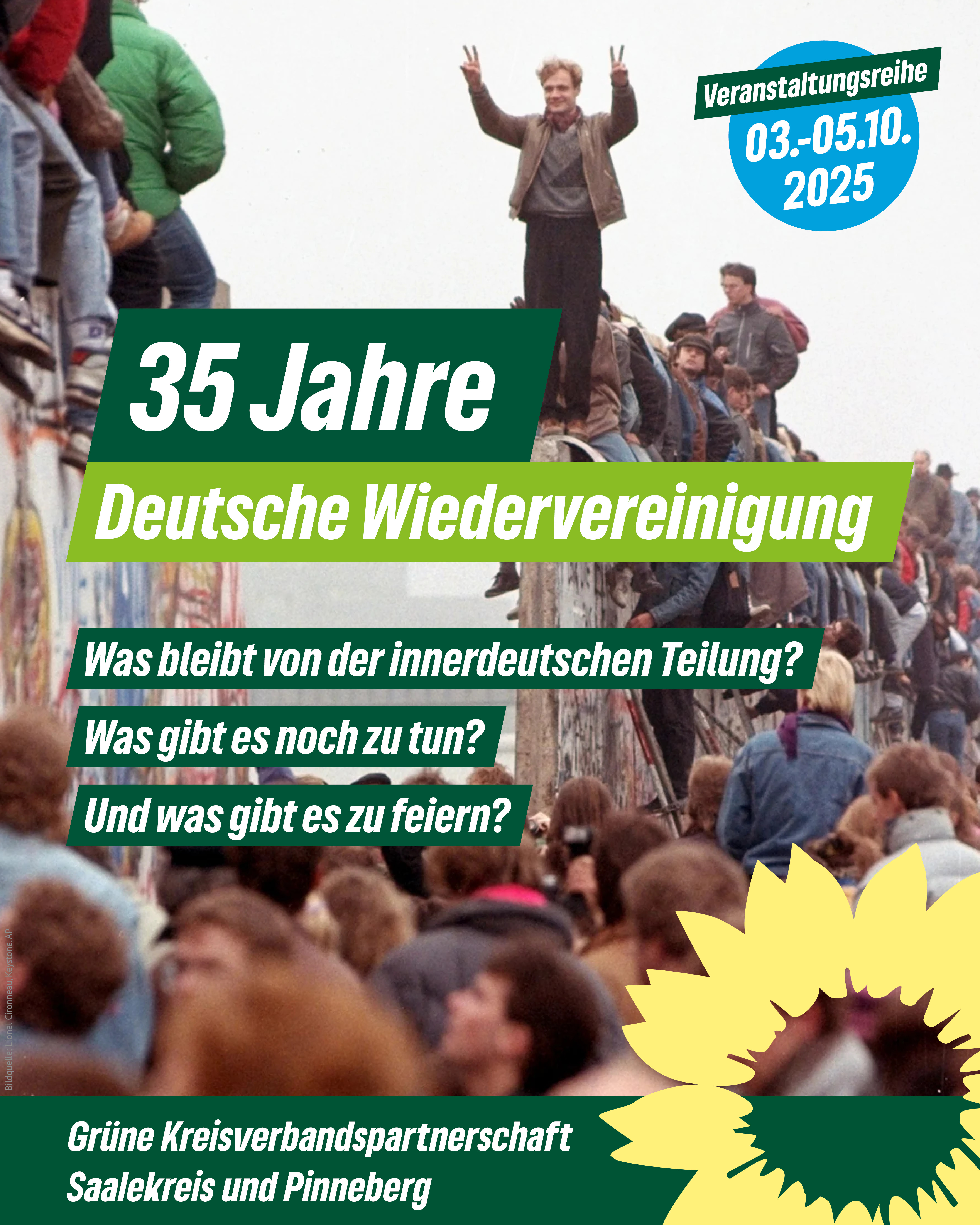 35 Jahre Deutsche Wiedervereinigung! Was bleibt von der innerdeutschen Teilung? Was gibt es noch zu tun? Und was gibt es zu feiern? Veranstaltungsreihe 03.-05.10.2025, Kreisverbandspartnerschaft Pinneberg und Saalekreis. Dazu ein Foto vom Mauerfall: Menschen klettern auf der halb niedergerissenen Berliner Mauer und feiern.